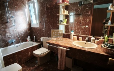 Amplio bungalow con piscina y pista de tenis comunitarios al lado del club de Golf.